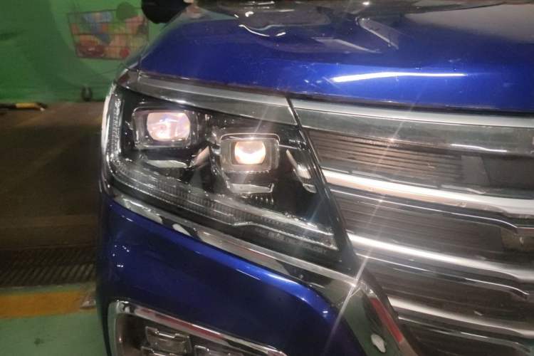 Used Roewe RX8 2018 30T Smart Connectivity All-Wheel Drive Supreme Edition Right Front Headlight