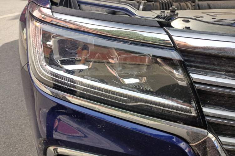 Used Roewe RX8 2018 30T Smart Connectivity Four-Wheel Drive Flagship Edition Right Front Headlight