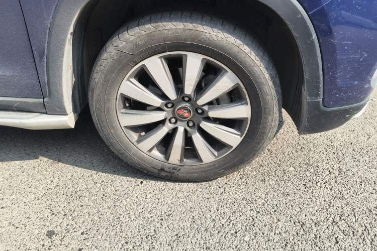 Used Roewe RX8 2018 30T Smart Connectivity Two-Wheel Drive Flagship Edition Right Front Wheel Hub