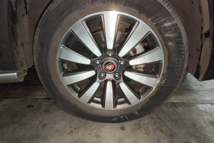 Used Roewe RX8 2018 30T Smart Connectivity Two-Wheel Drive Flagship Edition Right Front Wheel Hub