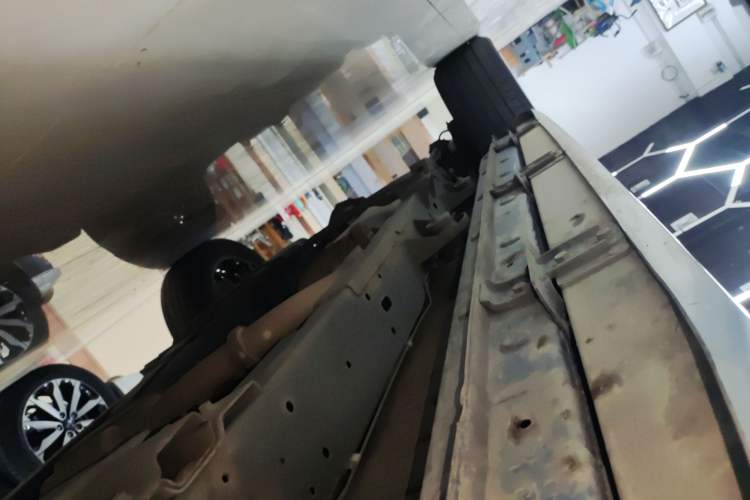 Used Roewe RX8 2018 30T Smart Connectivity Two-Wheel Drive Flagship Edition Right Side Sill