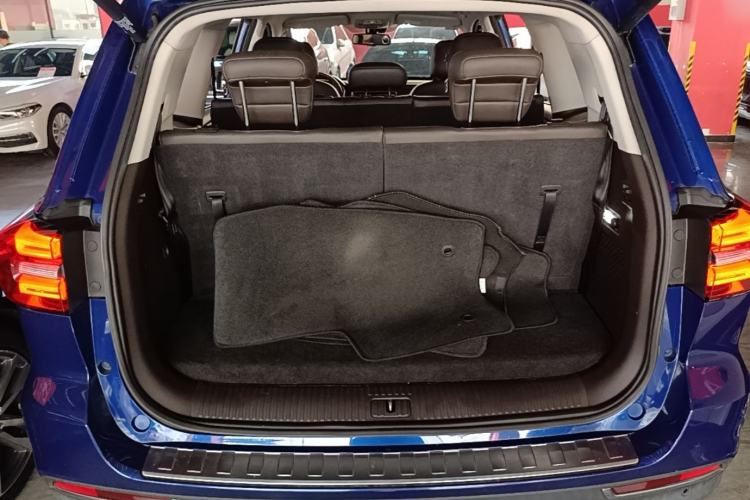 Used Roewe RX8 2018 30T Smart Connectivity Two-Wheel Drive Flagship Edition Trunk