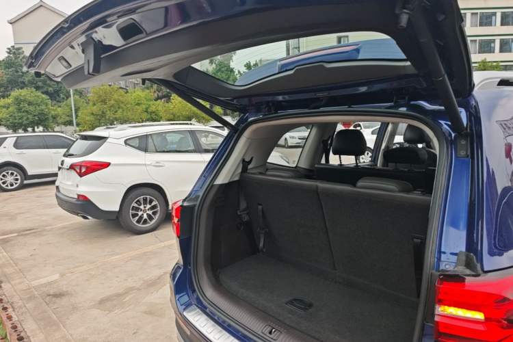 Used Roewe RX8 2018 30T Smart Connectivity Two-Wheel Drive Supreme Edition Trunk