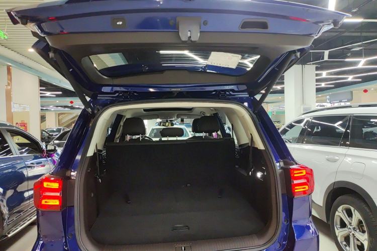 Used Roewe RX8 2018 30T Smart Connectivity Two-Wheel Drive Flagship Edition Trunk