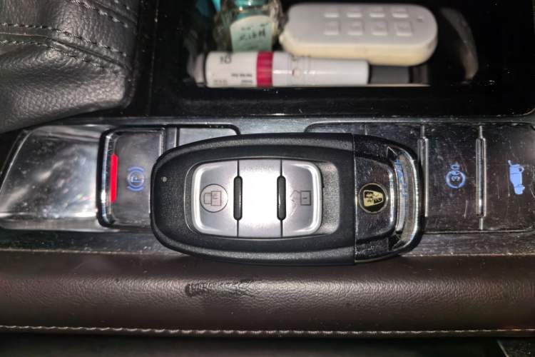 Used Roewe RX8 2018 30T Smart Connectivity Two-Wheel Drive Supreme Edition Vehicle Key