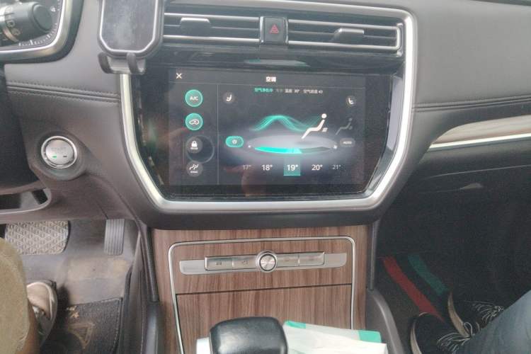 Used Roewe RX8 2018 30T Smart Connectivity Two-Wheel Drive Flagship Edition Audio And AC Panel