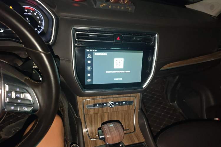 Used Roewe RX8 2018 30T Smart Connectivity Two-Wheel Drive Flagship Edition Audio And AC Panel