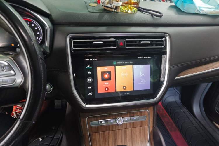 Used Roewe RX8 2018 30T Smart Connectivity Two-Wheel Drive Flagship Edition Audio And AC Panel