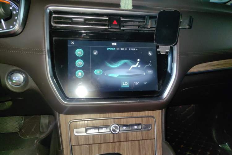 Used Roewe RX8 2018 30T Two-Wheel Drive Flagship Edition Audio And AC Panel