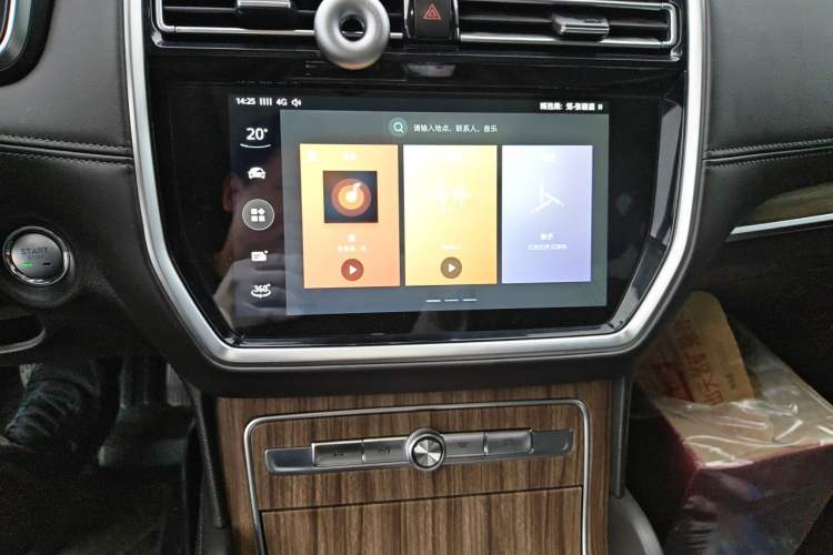 Used Roewe RX8 2018 30T Smart Connectivity Two-Wheel Drive Supreme Edition Audio And AC Panel