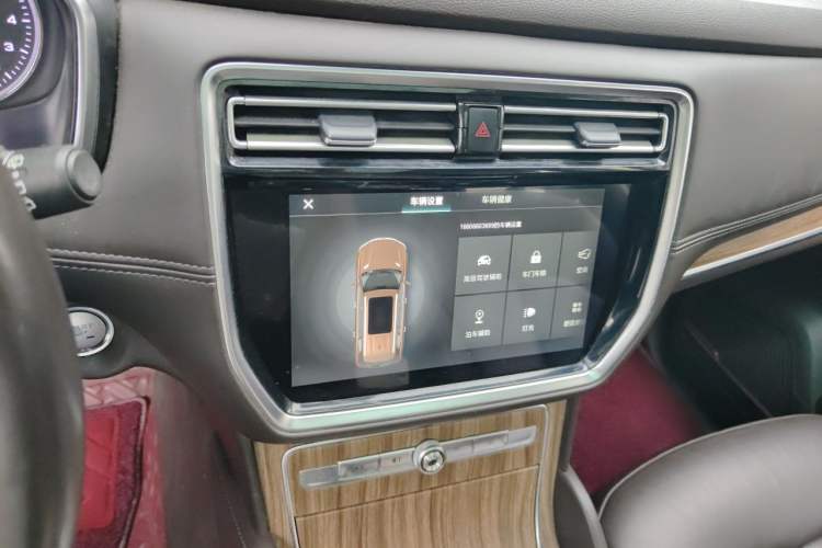 Used Roewe RX8 2018 30T Smart Connectivity Two-Wheel Drive Flagship Edition Audio And AC Panel