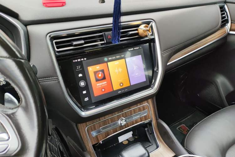 Used Roewe RX8 2018 30T Smart Connectivity Two-Wheel Drive Flagship Edition Audio And AC Panel