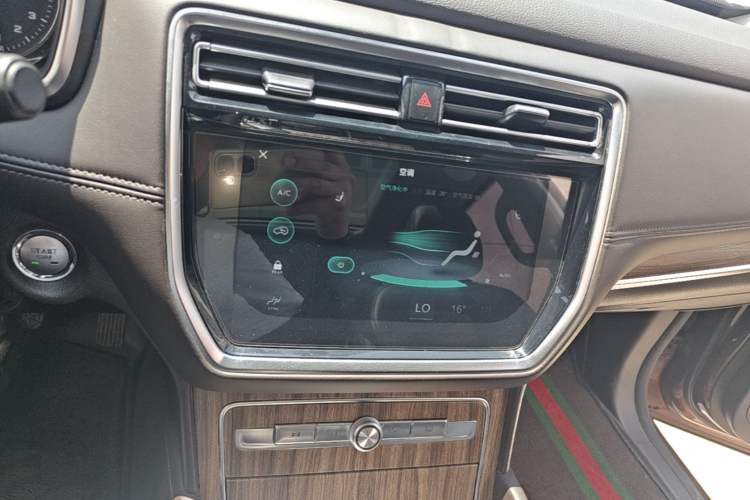 Used Roewe RX8 2018 30T Smart Connectivity Two-Wheel Drive Flagship Edition Audio And AC Panel