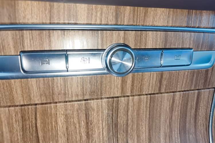 Used Roewe RX8 2018 30T Smart Connectivity Two-Wheel Drive Supreme Edition Audio And AC Panel