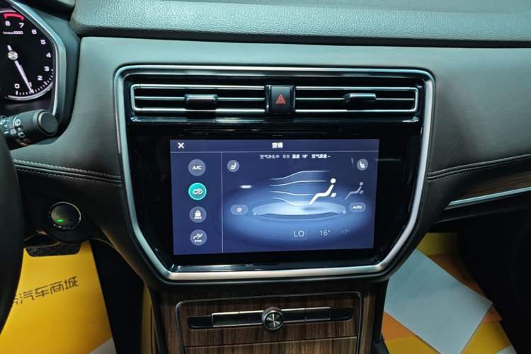 Used Roewe RX8 2018 30T Smart Connectivity Two-Wheel Drive Flagship Edition Audio And AC Panel