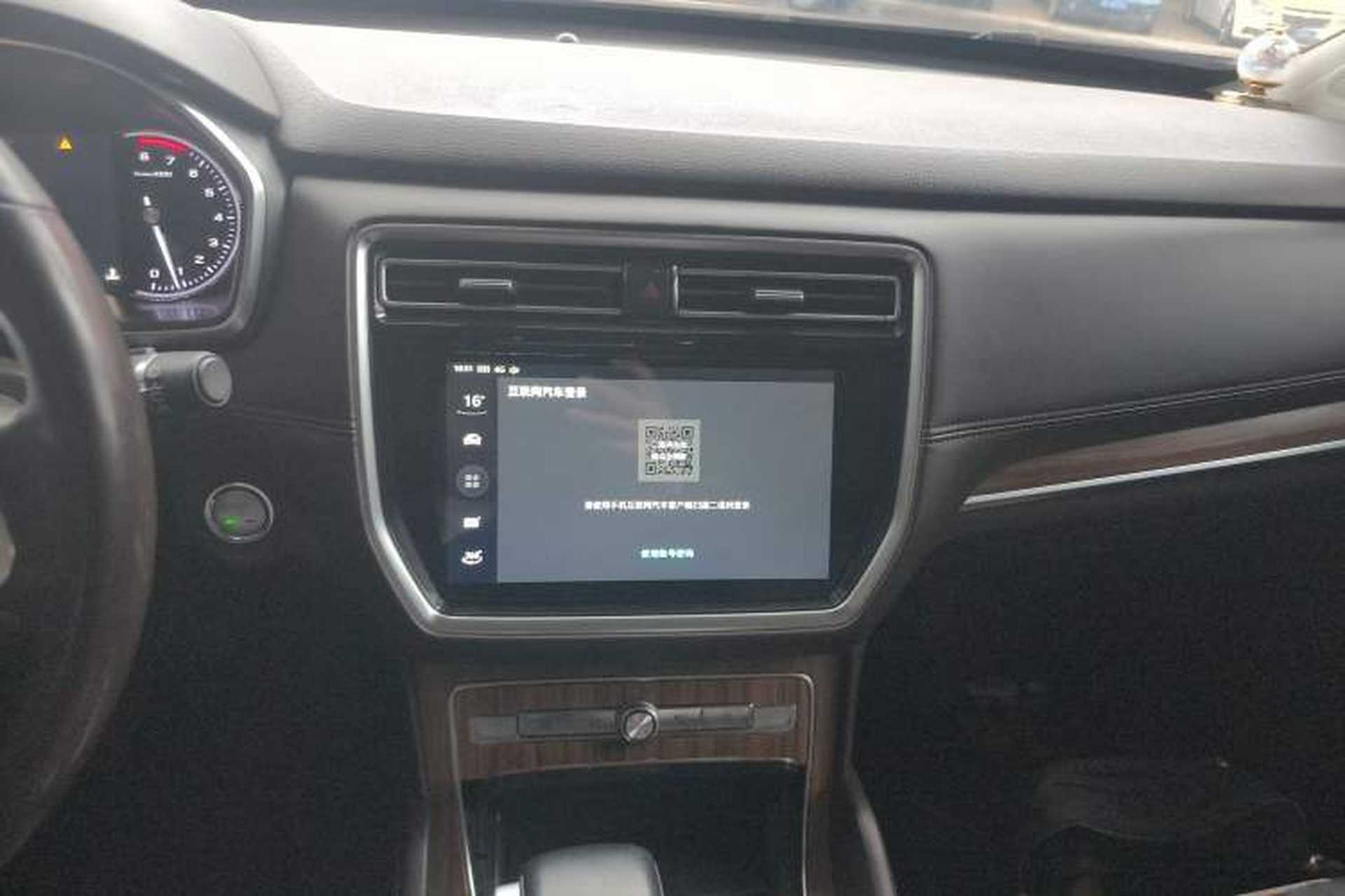 Used Roewe RX8 2018 30T Smart Connectivity Two-Wheel Drive Supreme Edition Audio And AC Panel