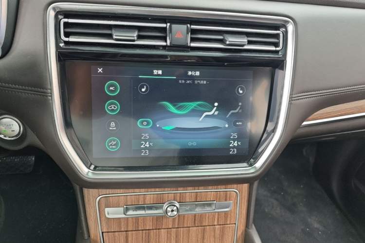 Used Roewe RX8 2018 30T Smart Connectivity Two-Wheel Drive Supreme Edition Audio And AC Panel