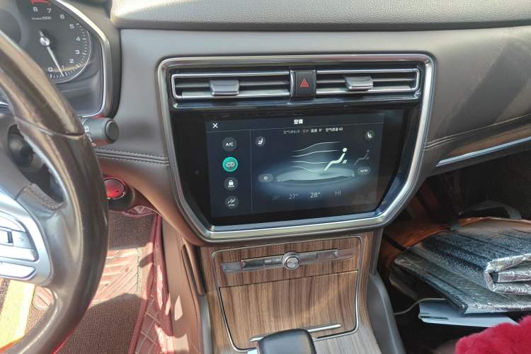 Used Roewe RX8 2018 30T Smart Connectivity Two-Wheel Drive Flagship Edition Audio And AC Panel