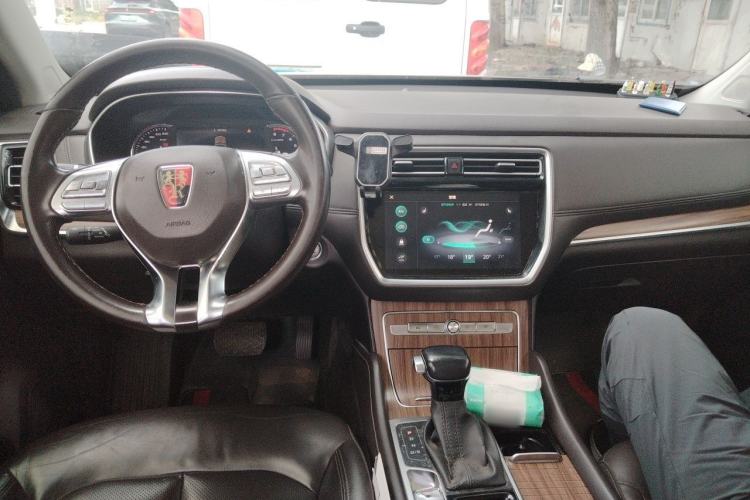 Used Roewe RX8 2018 30T Smart Connectivity Two-Wheel Drive Flagship Edition Center Console