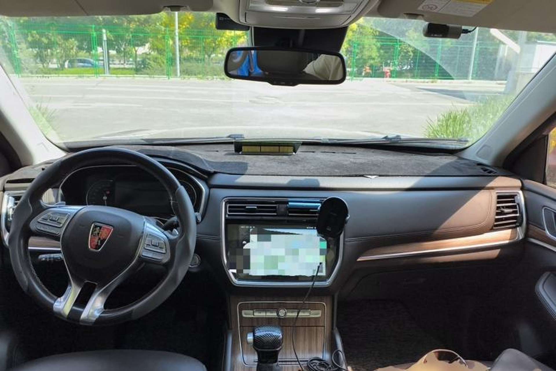 Used Roewe RX8 2018 30T Smart Connectivity Two-Wheel Drive Supreme Edition Center Console