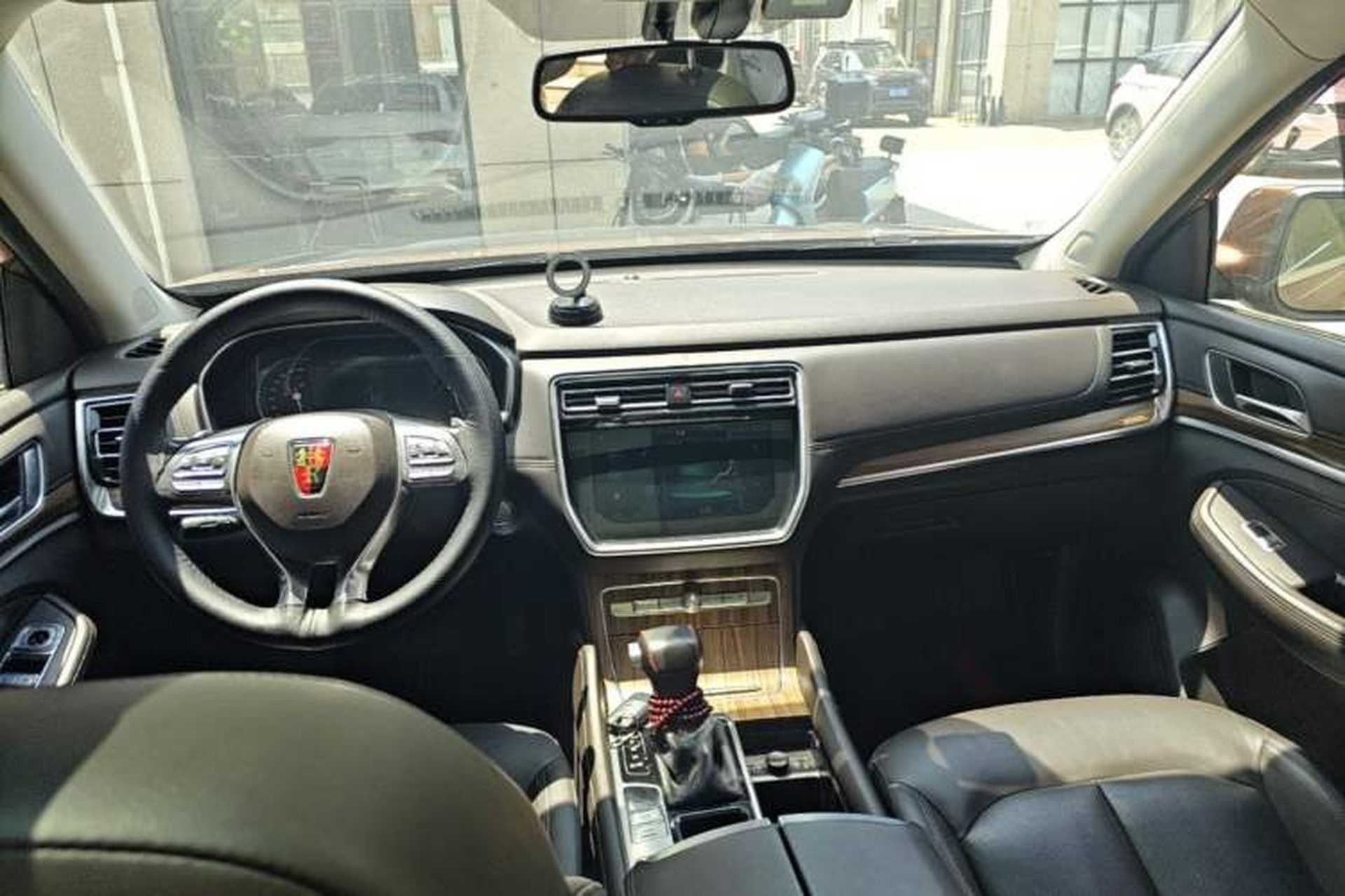 Used Roewe RX8 2018 30T Smart Connectivity Two-Wheel Drive Flagship Edition Center Console