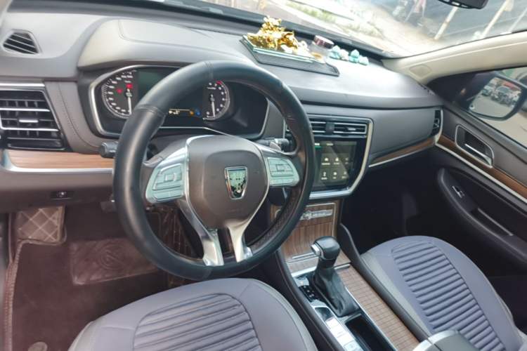 Used Roewe RX8 2018 30T Smart Connectivity Two-Wheel Drive Supreme Edition Center Console