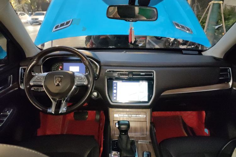 Used Roewe RX8 2018 30T Smart Connectivity Two-Wheel Drive Flagship Edition Center Console