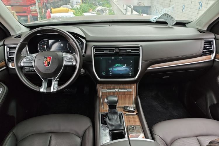 Used Roewe RX8 2018 30T Smart Connectivity Two-Wheel Drive Supreme Edition Center Console