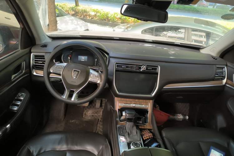 Used Roewe RX8 2018 30T Smart Connectivity All-Wheel Drive Supreme Edition Center Console