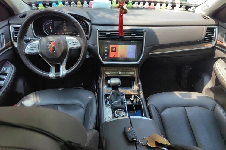 Used Roewe RX8 2018 30T Smart Connectivity All-Wheel Drive Supreme Edition Center Console