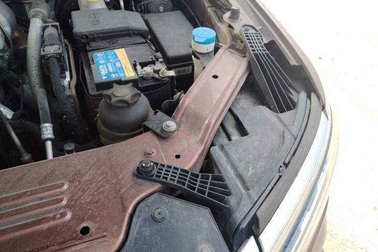 Used Roewe RX8 2018 30T Smart Connectivity Two-Wheel Drive Flagship Edition Engine Bay Left