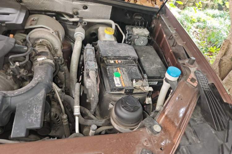 Used Roewe RX8 2018 30T Smart Connectivity Two-Wheel Drive Flagship Edition Engine Bay Left