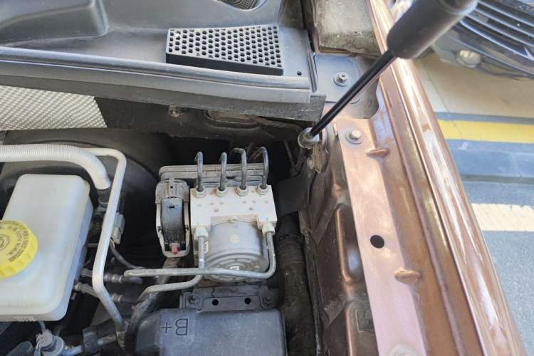 Used Roewe RX8 2018 30T Smart Connectivity Four-Wheel Drive Flagship Edition Engine Bay Left