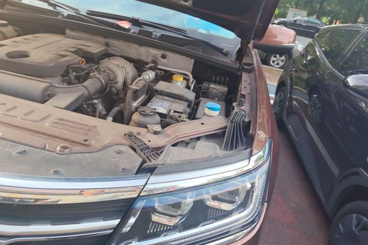 Used Roewe RX8 2018 30T Smart Connectivity Two-Wheel Drive Supreme Edition Engine Bay Left