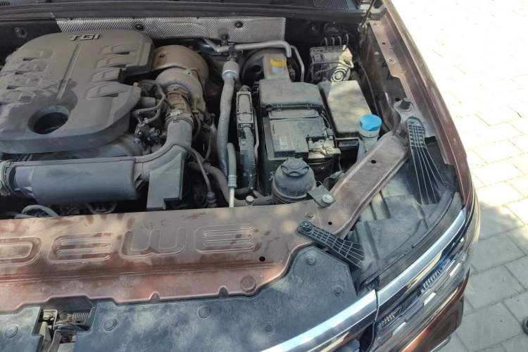 Used Roewe RX8 2018 30T Smart Connectivity All-Wheel Drive Supreme Edition Engine Bay Left