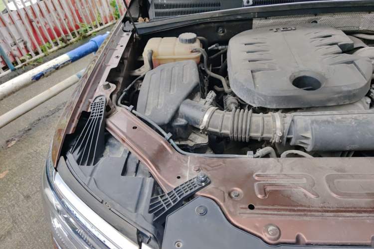 Used Roewe RX8 2018 30T Smart Connectivity Two-Wheel Drive Flagship Edition Engine Bay Right