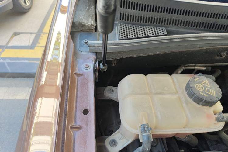 Used Roewe RX8 2018 30T Smart Connectivity Four-Wheel Drive Flagship Edition Engine Bay Right