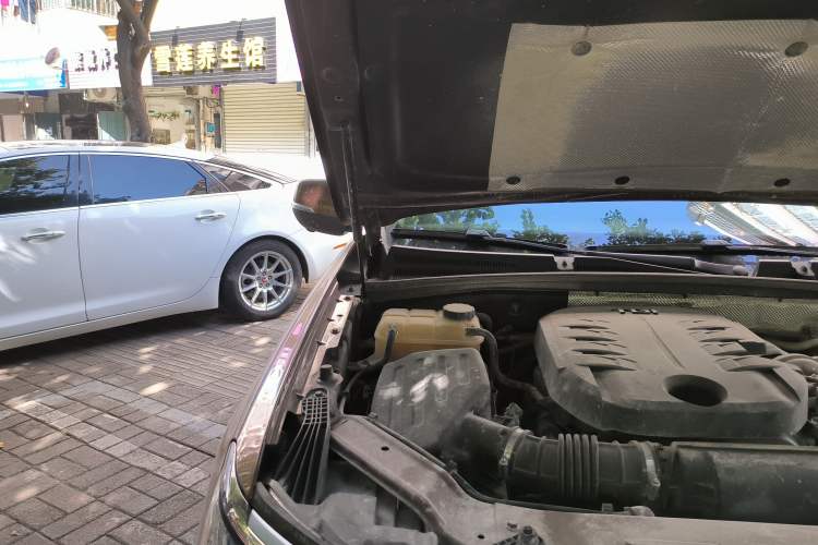 Used Roewe RX8 2018 30T Smart Connectivity All-Wheel Drive Supreme Edition Engine Bay Right