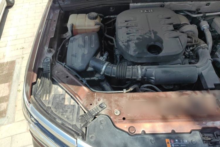 Used Roewe RX8 2018 30T Smart Connectivity All-Wheel Drive Supreme Edition Engine Bay Right
