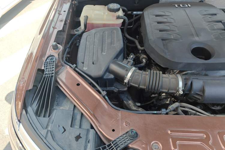 Used Roewe RX8 2018 30T Smart Connectivity Two-Wheel Drive Flagship Edition Engine Bay Right