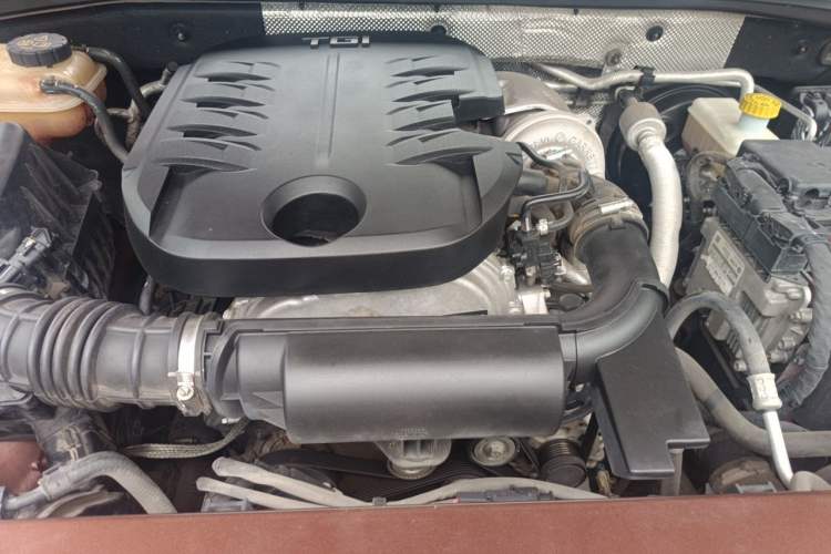 Used Roewe RX8 2018 30T Smart Connectivity All-Wheel Drive Supreme Edition Engine Bay