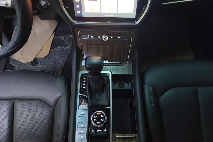 Used Roewe RX8 2018 30T Smart Connectivity All-Wheel Drive Supreme Edition Gear Lever
