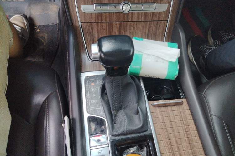 Used Roewe RX8 2018 30T Smart Connectivity Two-Wheel Drive Flagship Edition Gear Lever