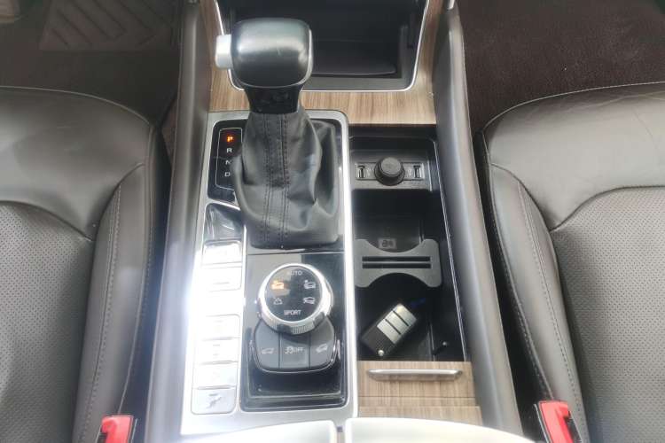 Used Roewe RX8 2018 30T Smart Connectivity All-Wheel Drive Supreme Edition Gear Lever