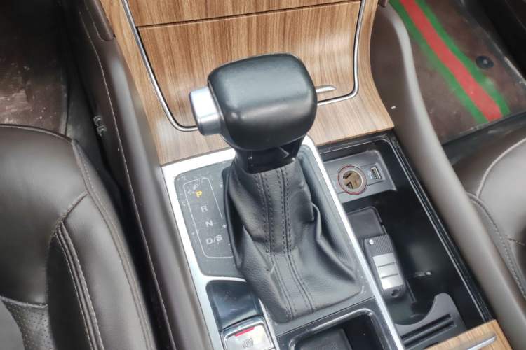 Used Roewe RX8 2018 30T Smart Connectivity Two-Wheel Drive Flagship Edition Gear Lever