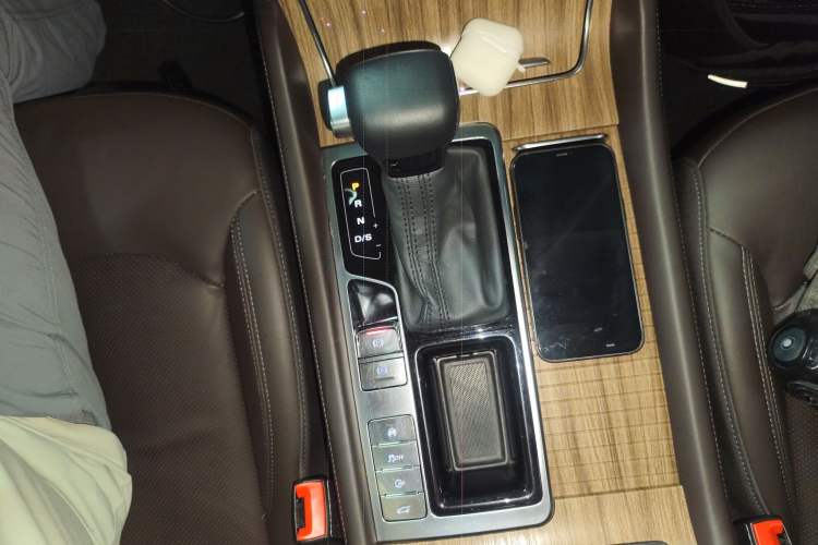 Used Roewe RX8 2018 30T Smart Connectivity Two-Wheel Drive Flagship Edition Gear Lever