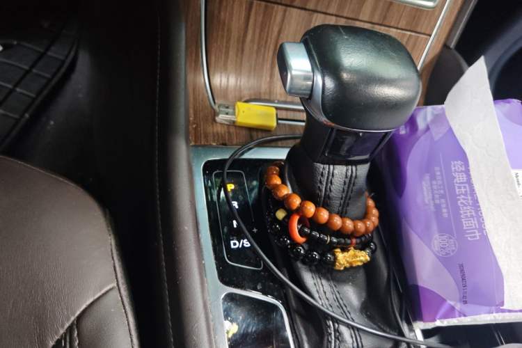 Used Roewe RX8 2018 30T Smart Connectivity Two-Wheel Drive Flagship Edition Gear Lever