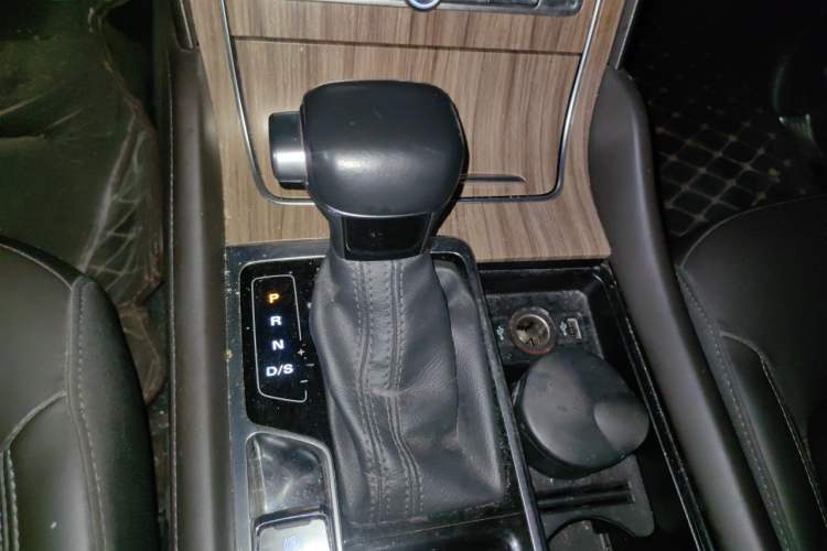 Used Roewe RX8 2018 30T Two-Wheel Drive Flagship Edition Gear Lever