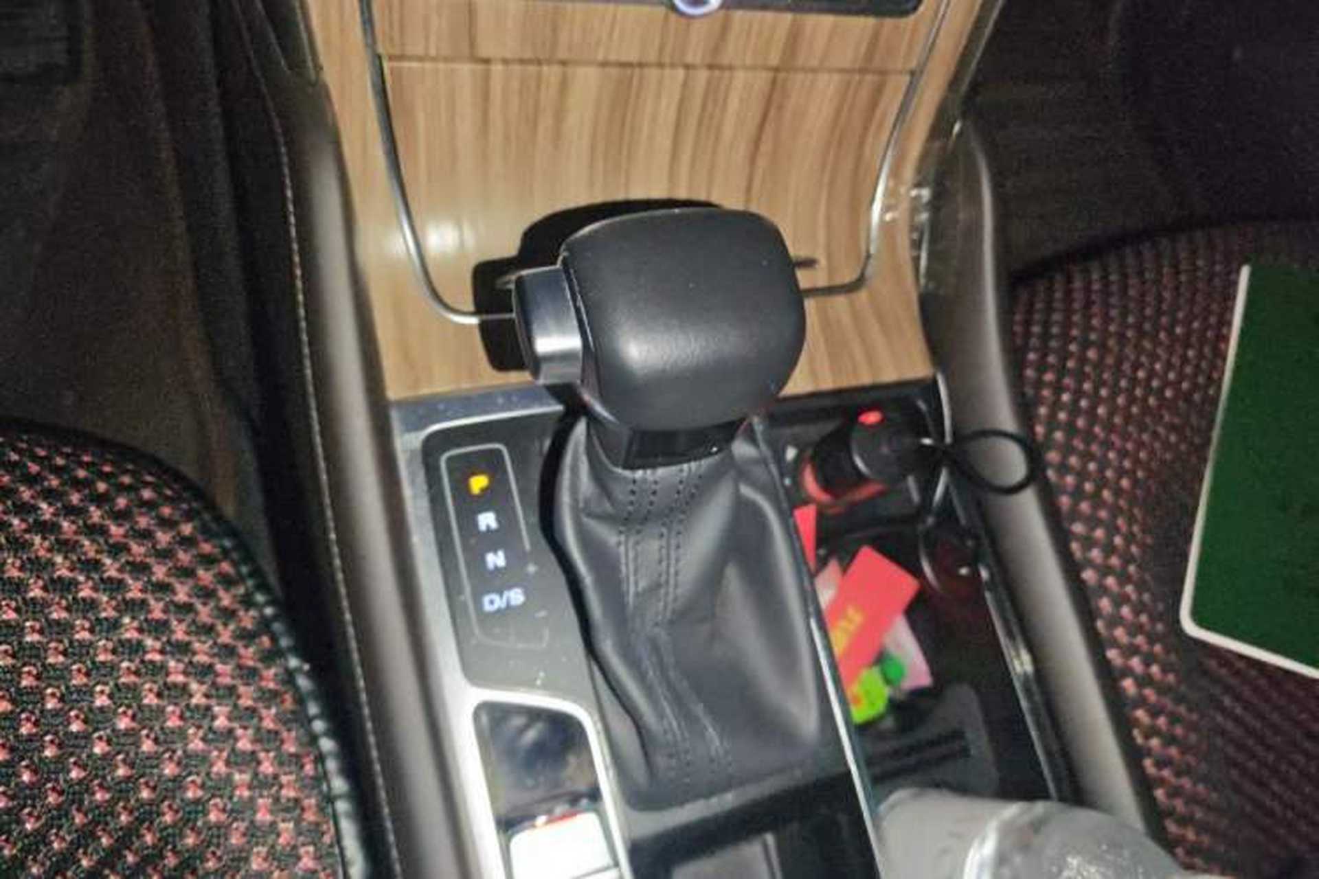 Used Roewe RX8 2018 30T Smart Connectivity Two-Wheel Drive Flagship Edition Gear Lever