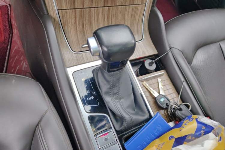 Used Roewe RX8 2018 30T Smart Connectivity Two-Wheel Drive Flagship Edition Gear Lever